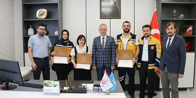 Sağlık görevlileri ambulansa düşen 10 bin lirayı polise teslim etti