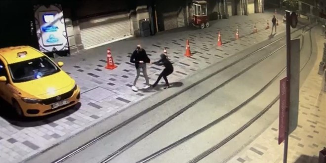 Taksim'de dehşet anları: İngiliz turisti bıçaklayıp gasp ettiler