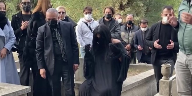 Bülent Ersoy'un mezarlıktaki anları: Ben buraya sığamam ki