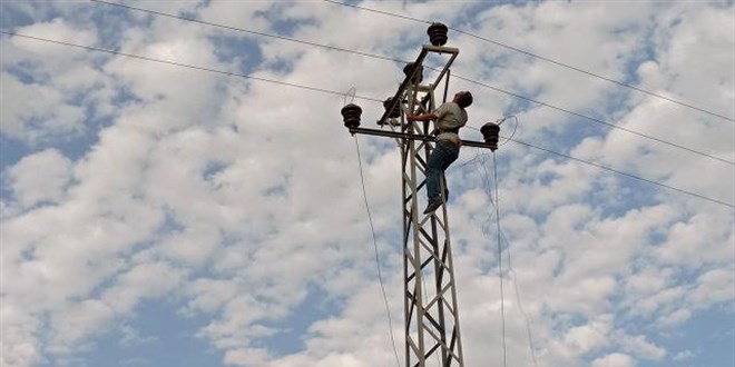 12 metrelik elektrik direğinde asılı kaldı