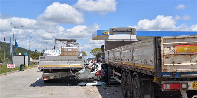 Dinlenme tesisine girerken park halindeki t�rlara �arpt�: 3 �l�