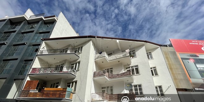 Eşini bıçakla, çocuklarını da balkondan atarak öldürdü