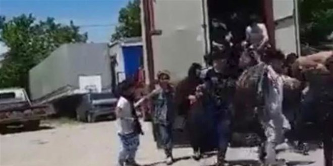 Bir TIR dolusu kaçan göçmenle ilgili iki Valilikten açıklama