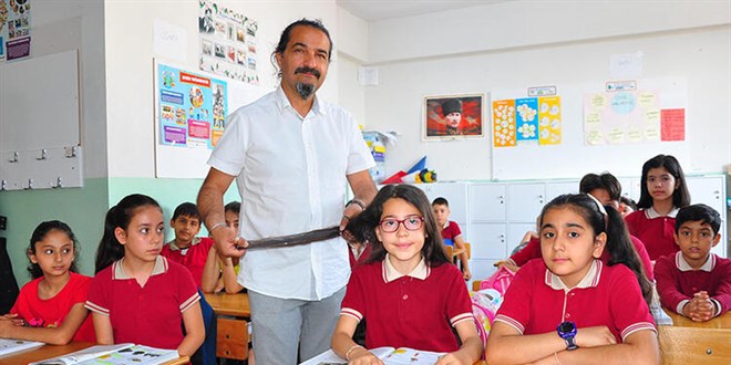 Murat öğretmen ve öğrencileri uzattıkları saçlarını kanser hastaları için bağışladı
