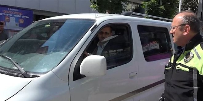Polis 'Maşallah çok güzel park etmişsin' dedi, cezayı kesti
