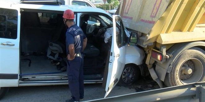 �mraniye'de emniyet �eridinde kaza: 11 yaral�