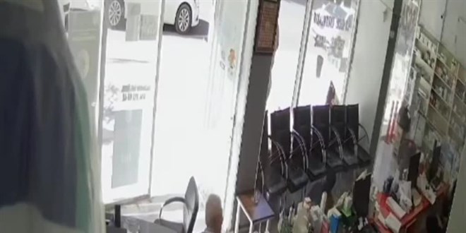 Eczaneye düzenlenen silahlı saldırı güvenlik kamerasında