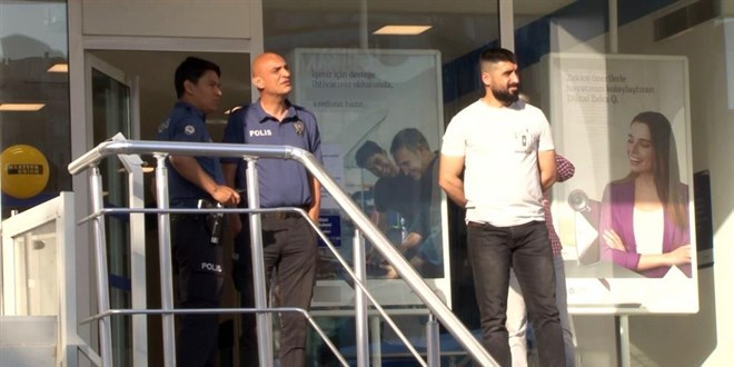 Beylikdüzü'nde silahlı banka soygunu: 80 bin dolar çalıp kaçtılar