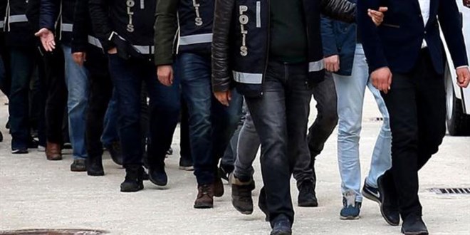 İzmir merkezli FETÖ operasyonunda 24 şüpheli tutuklandı