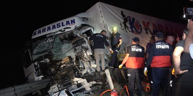 Feci kazada tır ile kamyon kafa kafaya çarpıştı: Baba öldü, oğlu yaralandı