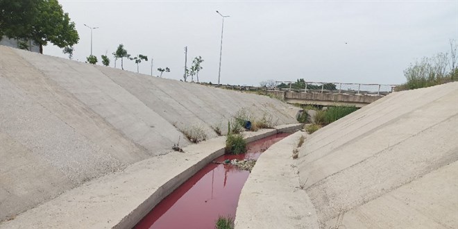 Tekirdağ'da bir kanalın suyu kırmızı akmaya başladı