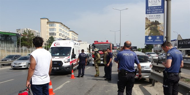 Pendik'te makas atan src demir bariyerlere girdi: 2 yaral