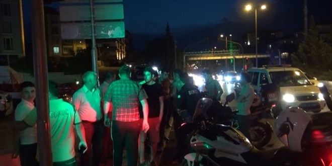 Ehliyetsiz sürücü, polis ekiplerine çarptı: 2'si polis 3 yaralı