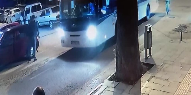 Isparta'da park halindeyken hareket eden aracın durdurulması güvenlik kamerasında