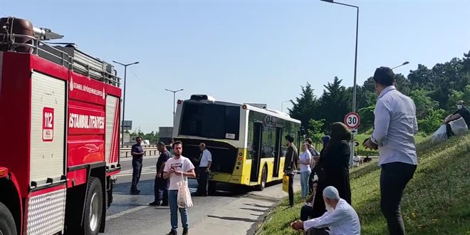 Kartal'da İETT otobüsünün motor kısmında çıkan yangın söndürüldü