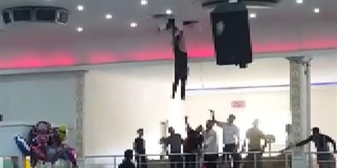 Düğünün davetsiz misafiri davetlileri hem şoke etti hem korkuttu