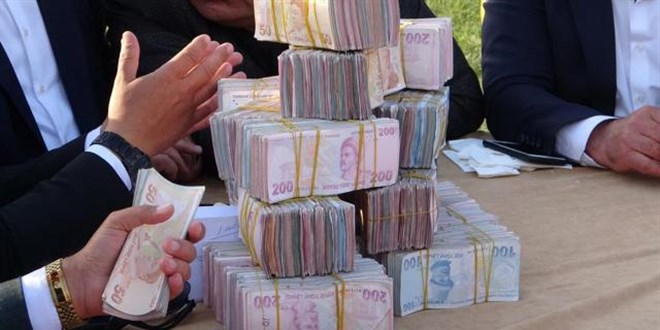 Aşiret düğününde damada 4,1 milyon TL, geline kilolarca altın takıldı