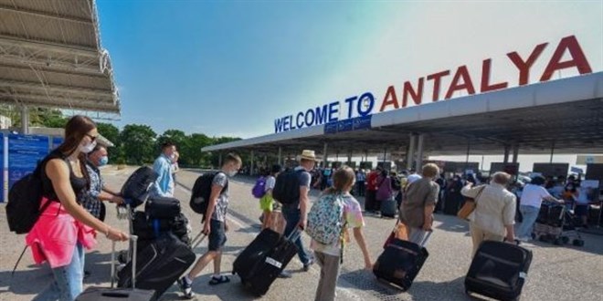 Antalya'ya hava yoluyla 5 ayda 2 milyon turist geldi
