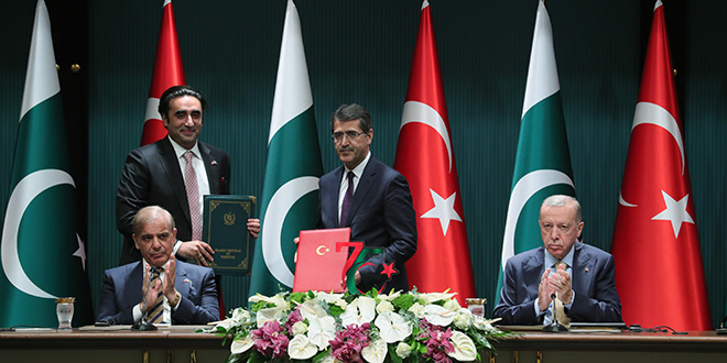 Trkiye ile Pakistan arasnda 7 anlama imzaland