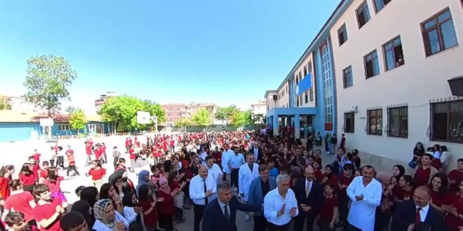 40 yılını dolduran öğretmen gözyaşları arasında mesleğine veda etti
