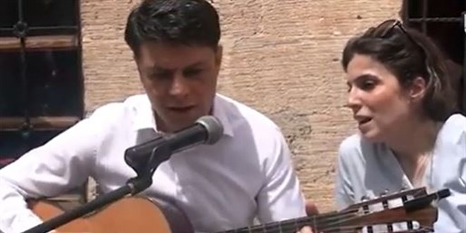 Kaymakam gitar çalıp eşiyle düet yaptı