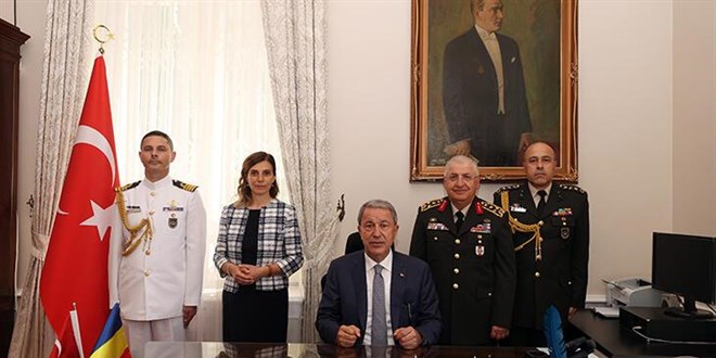 Bakan Akar Türkiye'nin Bükreş Büyükelçiliği'ni ziyaret etti