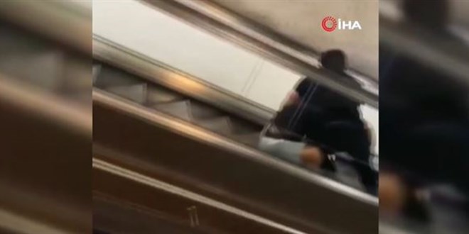 Yürüyen merdivende tekme tokat kavga