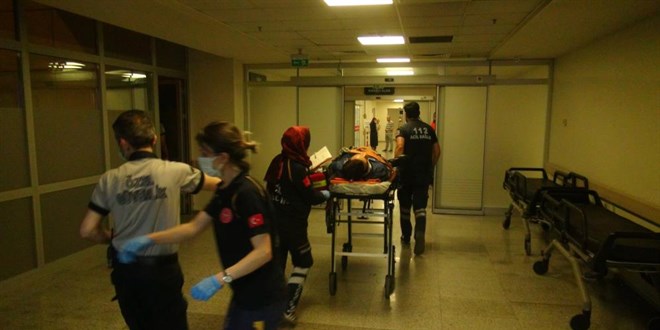 İki grup arasında çıkan kavgada olaya müdahale eden polisler yaralandı