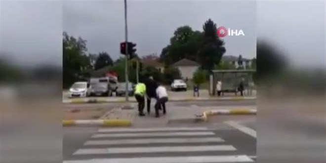 Düzce'de polisler yaşlı adamı kucaklayarak yolun karşısına geçirdi