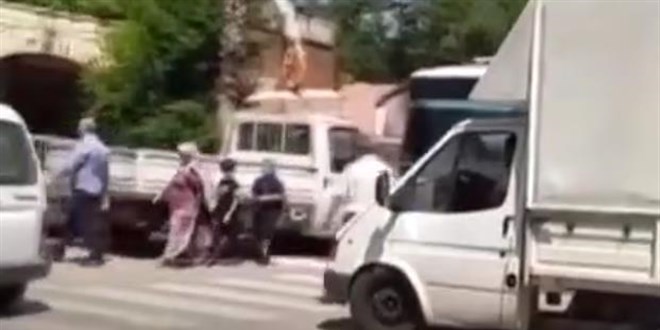 Müdürün öğrencileri akan trafikte karşıya geçirme çabası