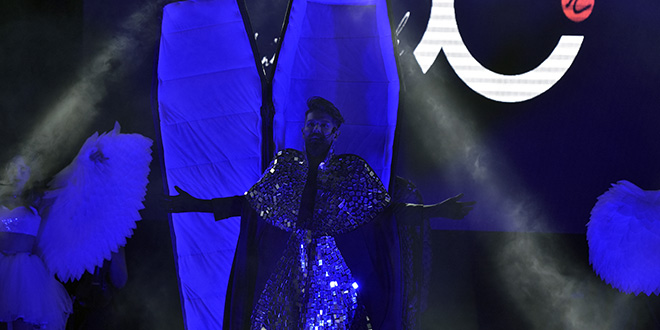 Açık havadaki ilk konserine tabutta çıktı