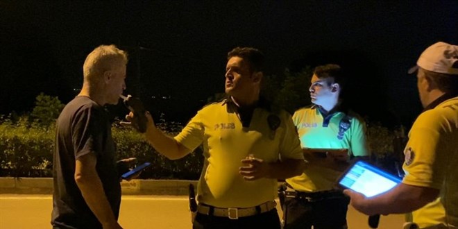 3. Kez alkollü araç kullanmaktan yakalanan sürücü: Dur bir polis arkadaşı arayacağım