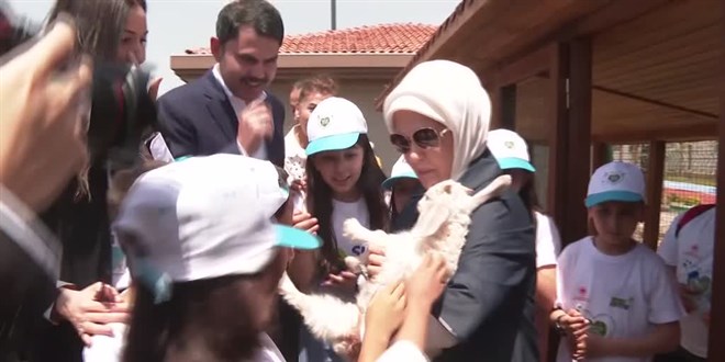 Emine Erdoğan, Kızılcahamam'da gençlerle çevre yürüyüşüne katıldı