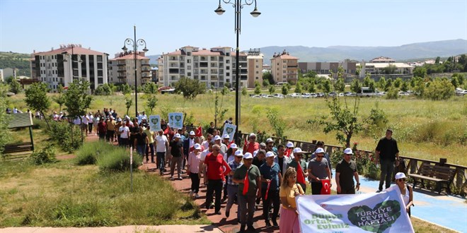 Tunceli, Ardahan ve Ağrı'da çevre temizliğine yürüyüşle dikkati çektiler