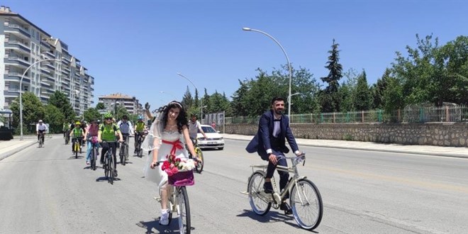 Gelinle damat nikaha bisikletle gitti