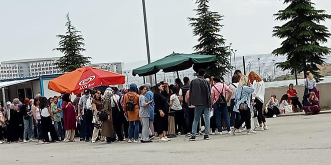 Yeni açılacak hastanede iş bulabilmek için metrelerce kuyruk oluşturdular