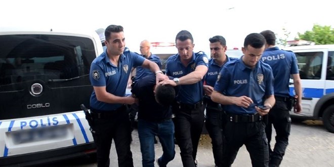 Kavgayı ayırmaya çalışan polisi bıçakladı