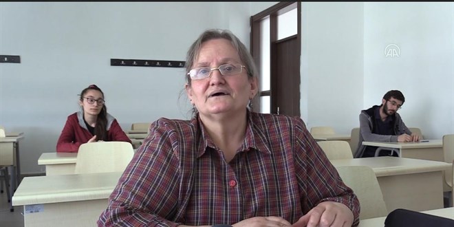 66 yaşındaki üniversiteli, 'öğrenmenin yaşı yok' dedirtiyor