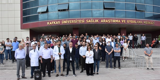 Kars'ta doktorun bıçakla yaralanmasına meslektaşları tepki gösterdi