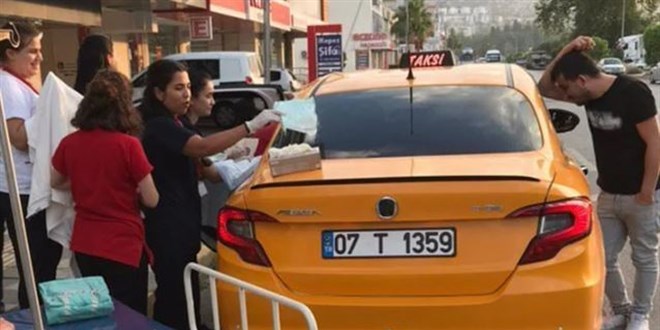 Antalya'da hamile kadın takside doğurdu