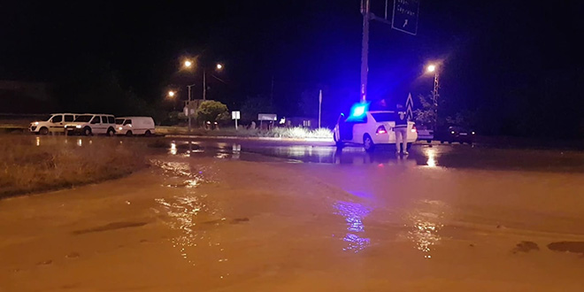 Sivas-Kayseri kara yolunda sel nedeniyle ulaşım sağlanamıyor
