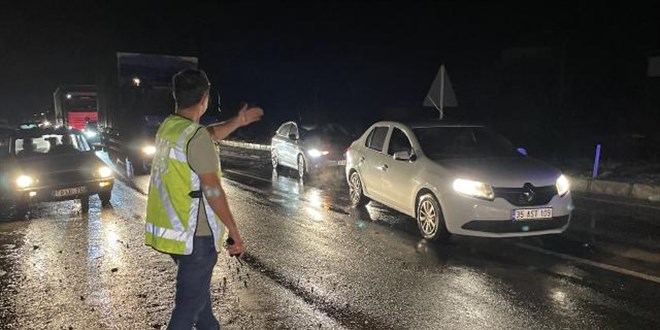 Sel nedeniyle ulaşıma kapanan Sivas-Kayseri kara yolu açıldı