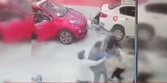 Ekspertize götürdüğü araca boya sıçradı, ortalığı birbirine kattı