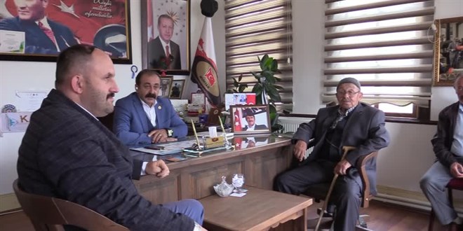 Vefat eden muhtarların birinin yerine babası, diğerinin yerine oğlu seçildi