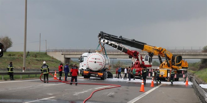 LPG yüklü tankerin devrildiği TEM Otoyolu 4,5 saat sonra trafiğe açıldı