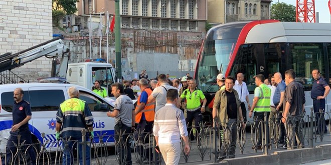 Laleli'de tramvay ile polis aracı kafa kafaya çarpıştı:3 polis yaralı