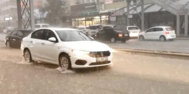 Ankara'da dolu yağışı etkili oluyor