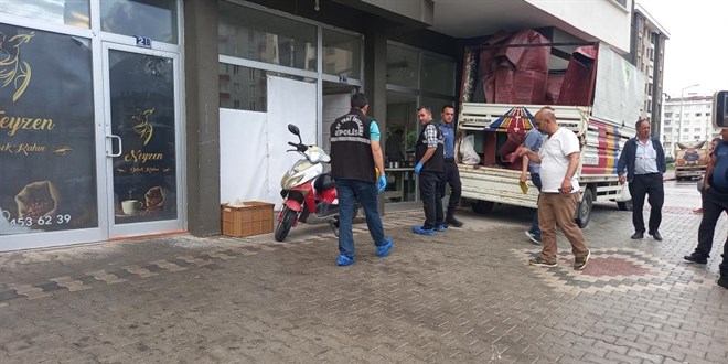 İş yeri sahibini vurmak için saldıran kardeşler misafiri vurdu