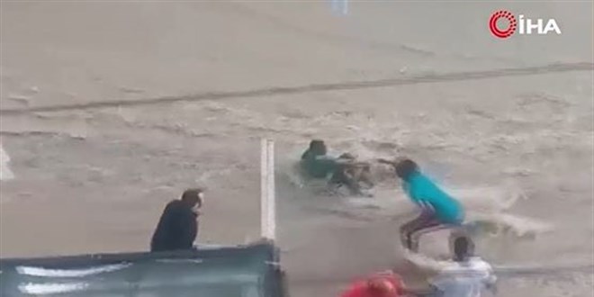 Başkentte sele kapılan kişi böyle kurtarıldı