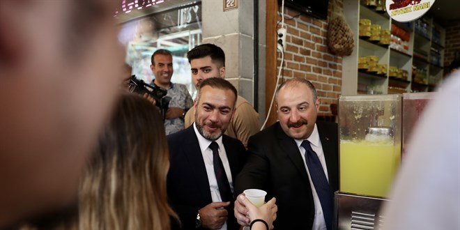 Bakan Varank, Diyarbakır'da vatandaşlara limonata ve meyan kökü şerbeti ikram etti